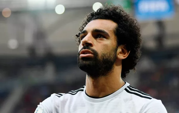 محمد صلاح يتصل بصانعة تمثاله "البرونزي" وهذا ما طلبه منها!