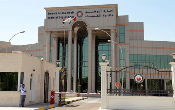 سيدة تشكو شخصًا أمام محكمة أبوظبي بعد أن وصفها بـ"النحس"