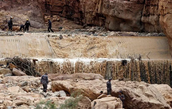 بينهم طفلة.. وفاة 9 أشخاص في سيول الأردن
