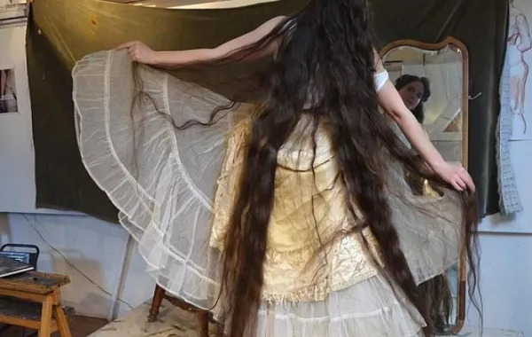 لم تغسل شعرها منذ عشرين عاما لهذا السبب