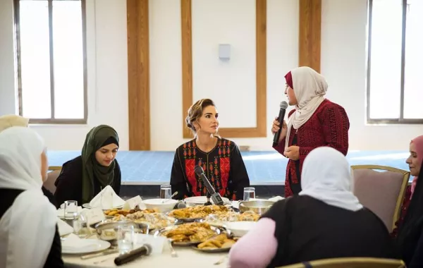 خلال مأدبة الغداء.jpg