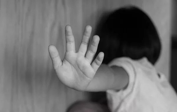 كيف تعلمين طفلك الصغير مهارات تجنبه التعرض للاستغلال الجنسي؟