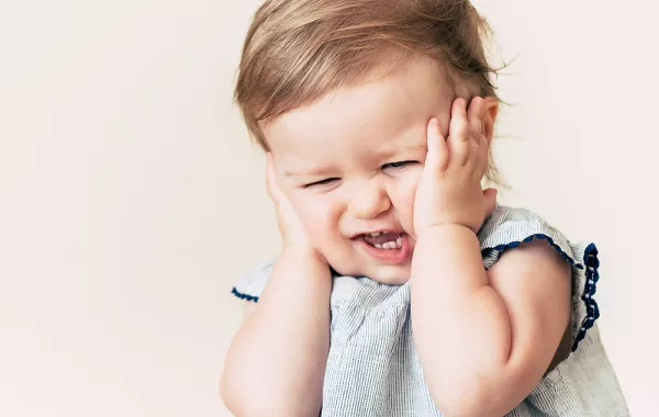 كيف تكتشفين أن أذن طفلك تؤلمه؟