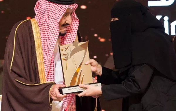 الملك سلمان يكرم الفائزين بـ "جائزة الملك خالد"