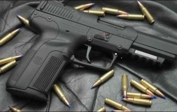عمرها 15 عاماً فقط.. طفلة تقتل والدها أمام الجيران بعدة طلقات نارية
