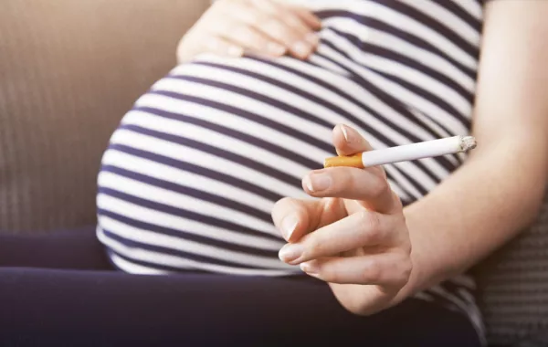 12 تأثيراً ضاراً على الجنين..من الأم المدخنة