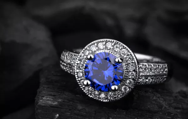 استوحي خواتم الخطوبة المرصعة بالأزرق من المشاهير