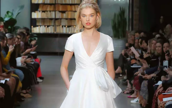 فساتين زفاف 2019 بقصّة ملتفة تخفي عيوب الجسم