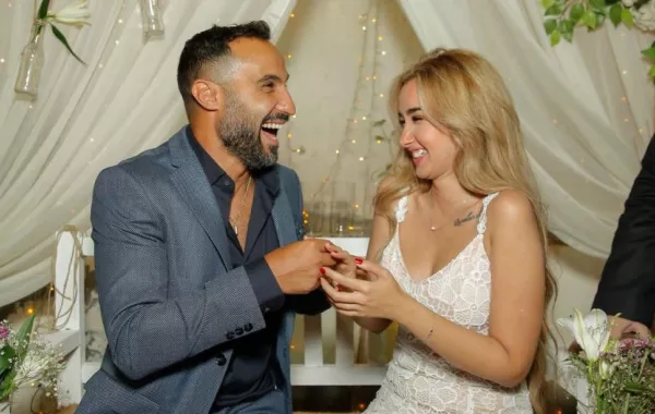 بالصور: أحمد فهمي يواصل إهانة جمهور خطيبته "هنا الزاهد" وهذه المرّة السبب... فستانها
