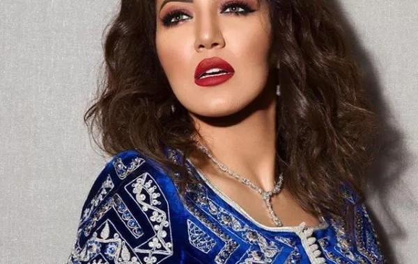 أسماء لمنور تتضامن مع فناني الشارع