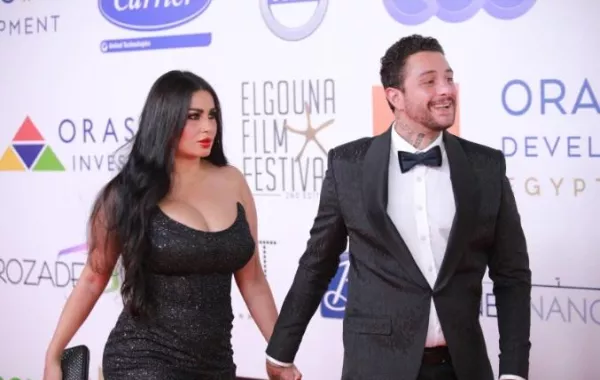 فيديو: أحمد الفيشاوي يركع أمام زوجته لإنقاذها من موقف محرج