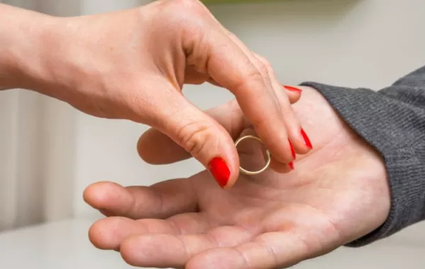 حاولت فسخ خطوبتها.. فذبحها وابنة شقيقتها
