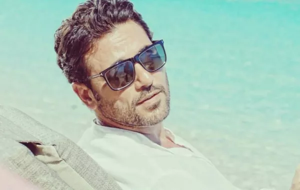 بالصور: حقيقة خطوبة أحمد عز والمطربة الشابة منى مكاوي