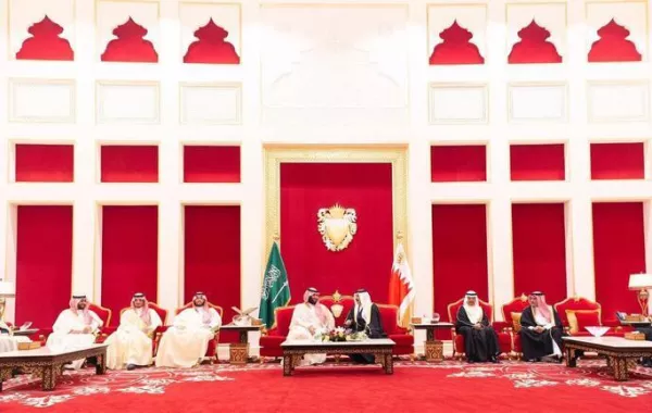 ملك البحرين يقلد ولي العهد السعودي وسام الشيخ عيسى من الدرجة الممتازة