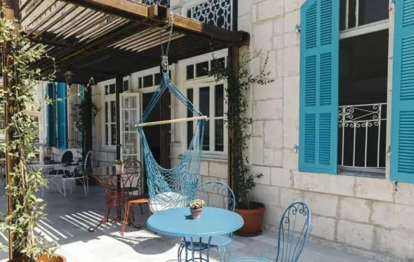 بيت البحر يعانق زرقة السماء والشاطئ