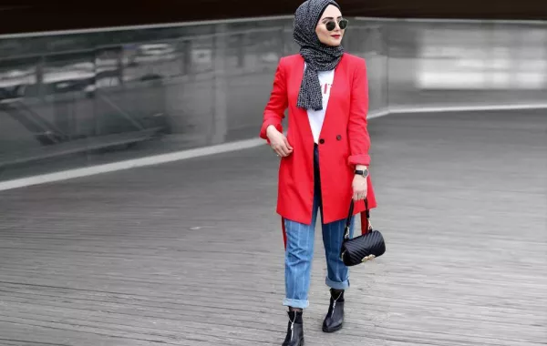 أفكار لتنسيق البليزر over size بأناقة مع الحجاب