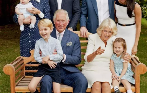 رغم عمره الصغير: "الأمير لويس" يتحول إلى أيقونة للموضة