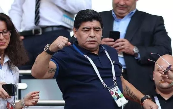 فيديو.. مارادونا يوجّه اللكمات لمشجعين أهانوه!