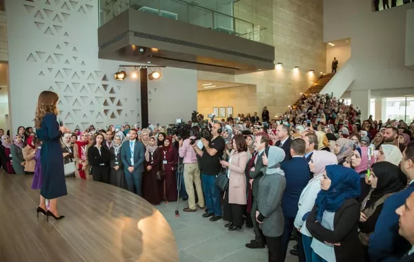 الملكة رانيا تلتقي خريجي الدفعة الثانية من أكاديمية تدريب المعلمين