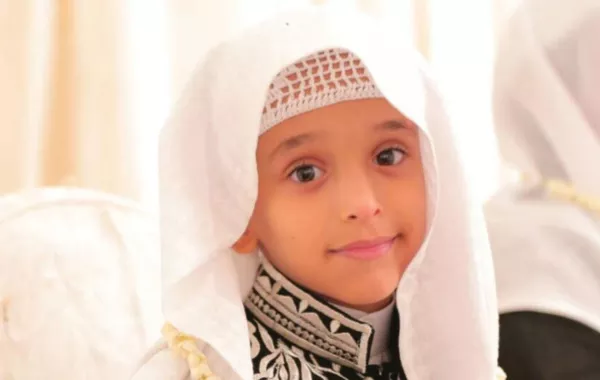 بالفيديو: طفل يطلب زيارة قبر أبيه لمشاركته فرحة نجاحه