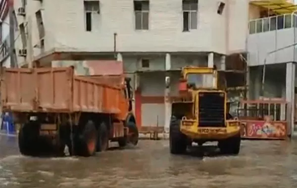فيديو.. عاملان عراقيان يكافحان مياه الفيضانات بطريقة طريفة في بغداد