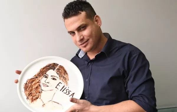 فيديو: أحمد عبد الله يرسم بالشوكولاتة على الأطباق