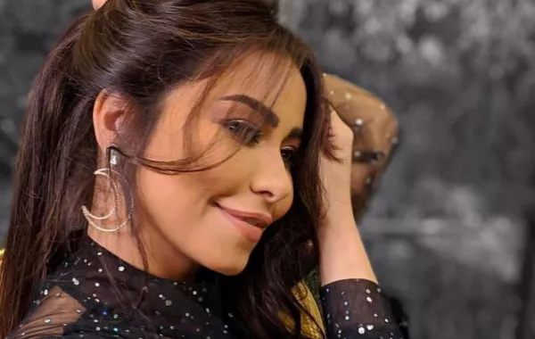 بالفيديو: شيرين عبد الوهاب تبكي جمهور حفل الكويت بسبب والدها