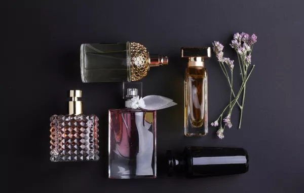 كيف أميّز بين العطر الأصلي والمقلّد؟