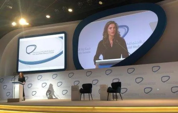 الملكة رانيا أثناء كلمتها في القمة.jpeg