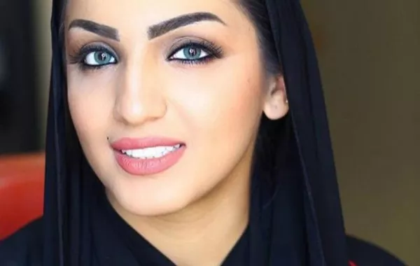 إعلامية تخطف الأضواء من شاعر أثناء إلقاء قصيدته