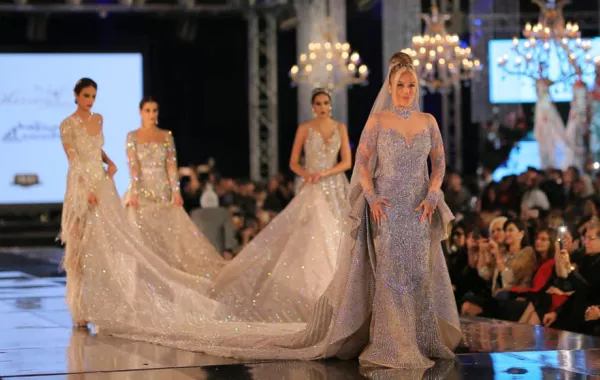 بالفيديو: فستان نيكول سابا المثير للجدل "ليس للبيع" وارتدته في "غرفة محصنة" وهذا مصيره