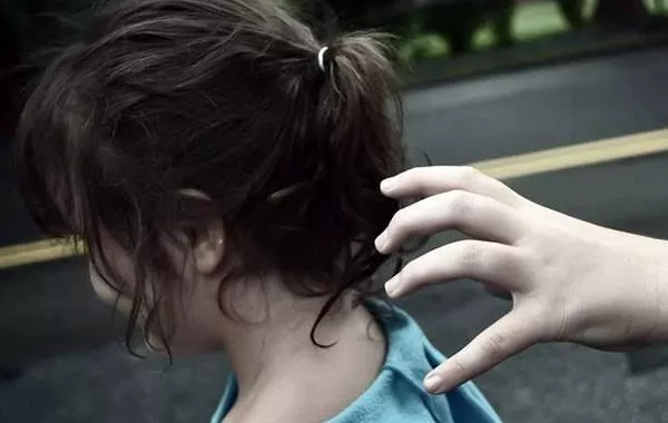 شاب يسرق قرط طفلة ويقتلها ثم يُشارك في البحث عنها مع أسرتها