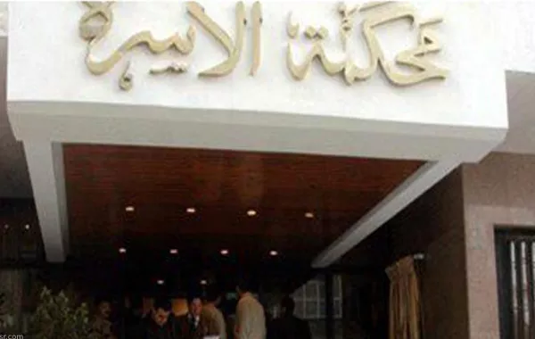 سافرت لحضور مؤتمر فأعطى زوجها ملابسها لزوجة حارس العقار!