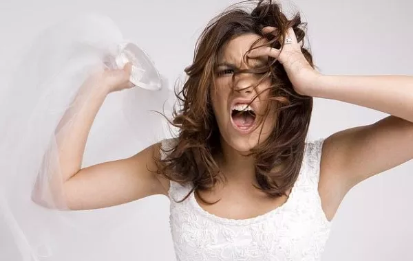  تطرد اثنين من مدعويها أثناء الزفاف.. ما السبب؟!