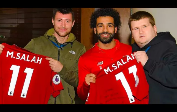 شاهد.. لفتة إنسانية لـ محمد صلاح مع مشجع كفيف لنادي ليفربول