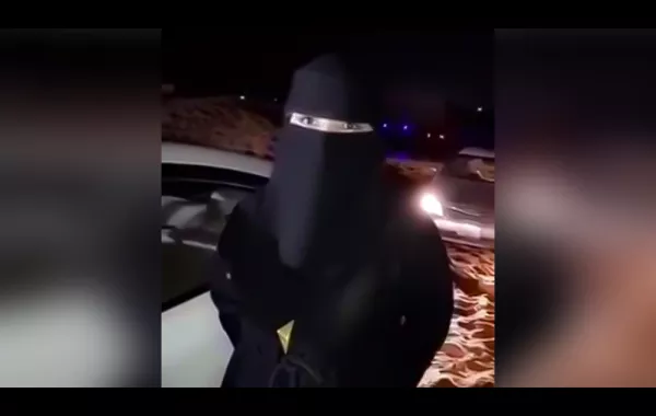 بالفيديو.. فتاة سعودية تنقذ شباباً علقت سيارتهم في النفود