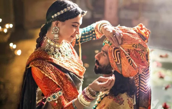 تنافس على قلب صاحبة السحر الأخاذ ضمن الفيلم الهندي"Padmaavat" على "MBC Bollywood"