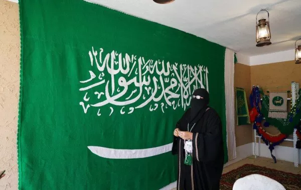 مسنة تصنع أكبر علم من السدو في "الجنادرية"