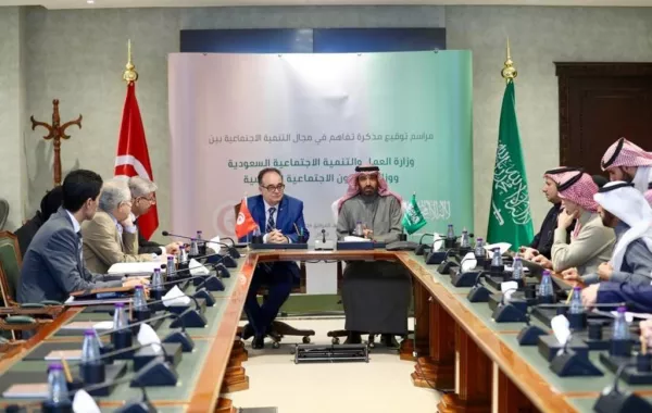 وزير العمل والتنمية الاجتماعية يلتقي نظيره التونسي ويوقعان مذكرة تفاهم