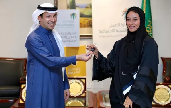 " حنان" تستلم أول سيارة من وزارة العمل .. فما السبب؟!