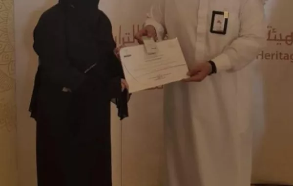السياحة تمنح فتاة سعودية أول رخصة للإرشاد السياحي للنساء في مكة المكرمة