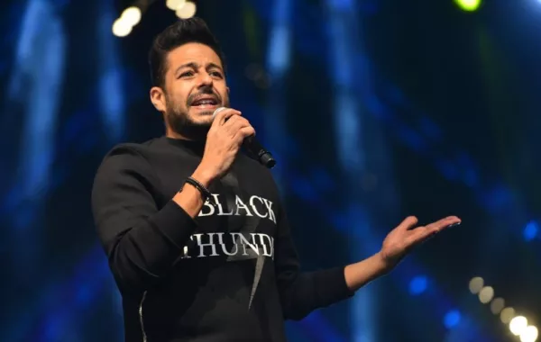 زوجة محمد حماقي تهديه قبلة على المسرح والفنان يشكرها أمام الجمهور