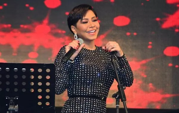 شيرين عبد الوهاب تسخر من فستان رانيا يوسف في حفلها برأس السنة وتطلّ بشعر قصير