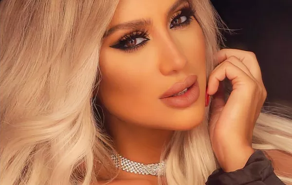 مجوهرات مايا دياب لا تقلّ جرأة عن أزيائها