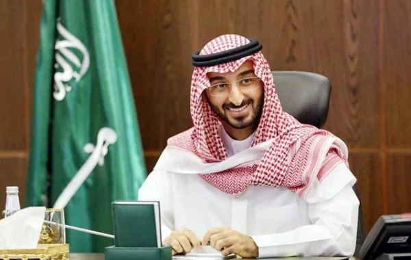 عبد الله بن بندر يتفاعل مع تغريدة تهاني.. بليز لاتردوني