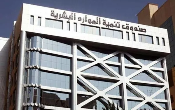 " هدف" بالجنادرية يطلع الزائرات على آليات التسجيل في برنامج دعم نقل المرأة العاملة
