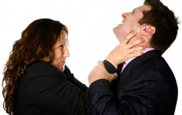 فيديو.. عراك ساخن بين رجل وامرأة داخل أحد المطاعم!