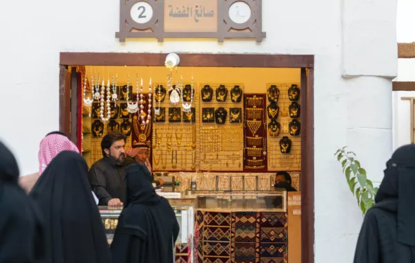 صياغة الفضة تستهوي زوار بيت المدينة في "الجنادرية 33"