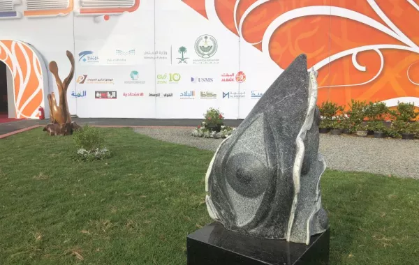 الفن التشكيلي والمنحوتات يجذبان زوار معرض جدة للكتاب