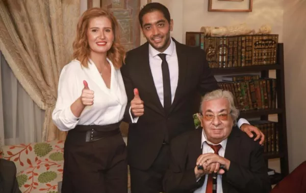 أحمد فلوكس ينشر صورة من طفولته مع فنان شهير، هل يشبهه؟